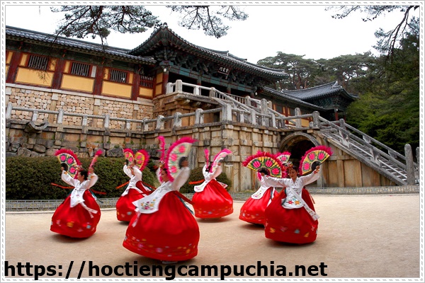 Hiều được văn h&oacute;a đặc sắc của H&agrave;n Quốc khi học tiếng H&agrave;n