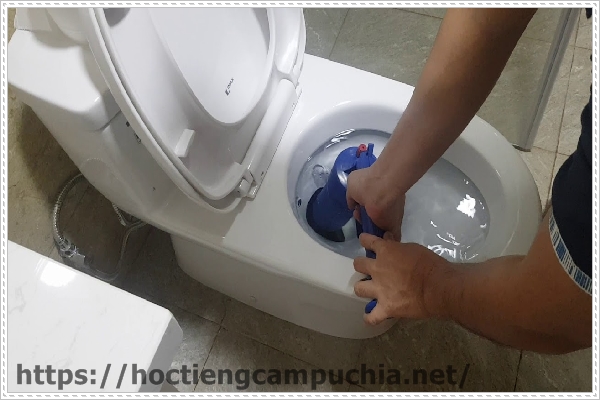 Th&ocirc;ng bồn cầu nghẹt bằng s&uacute;ng