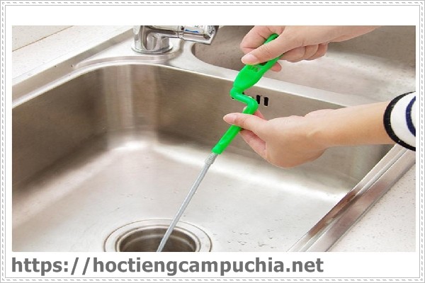 Th&ocirc;ng tắc cống nh&agrave; bếp bằng m&oacute;c sắt