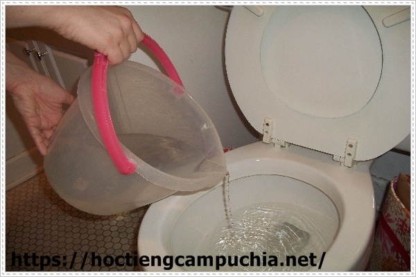 Sử dụng nước n&oacute;ng để xử l&yacute; chất thải bồn cầu