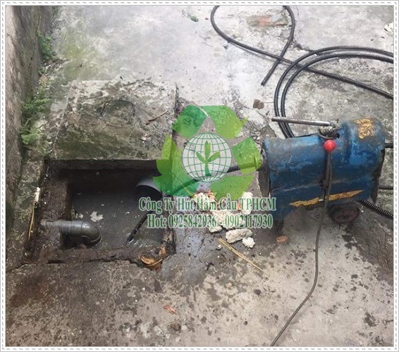 M&aacute;y th&ocirc;ng bồn rửa ch&eacute;n.