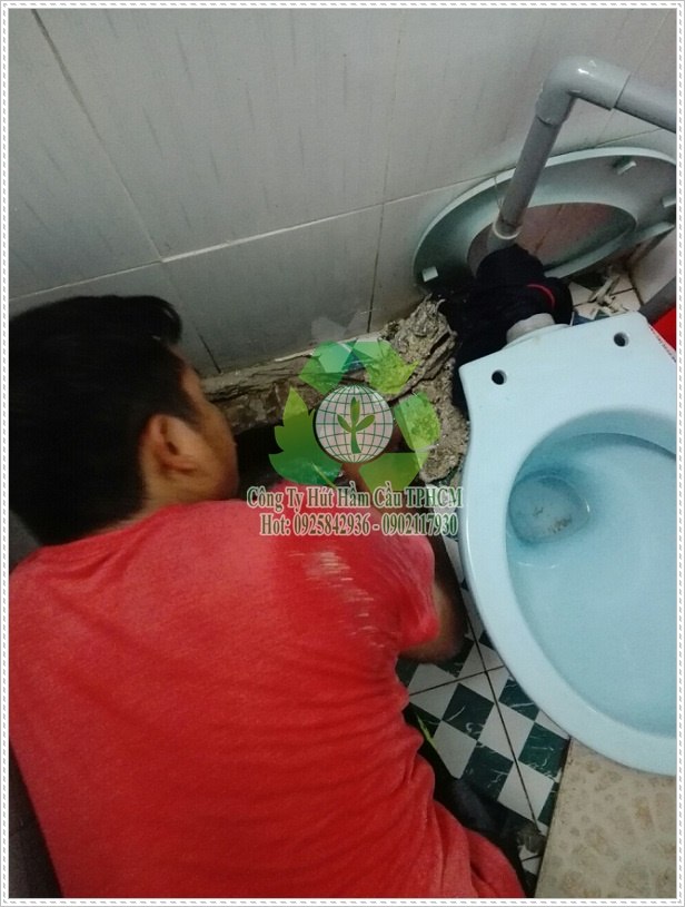 Nh&acirc;n vi&ecirc;n thi c&ocirc;ng th&ocirc;ng bồn rửa ch&eacute;n.