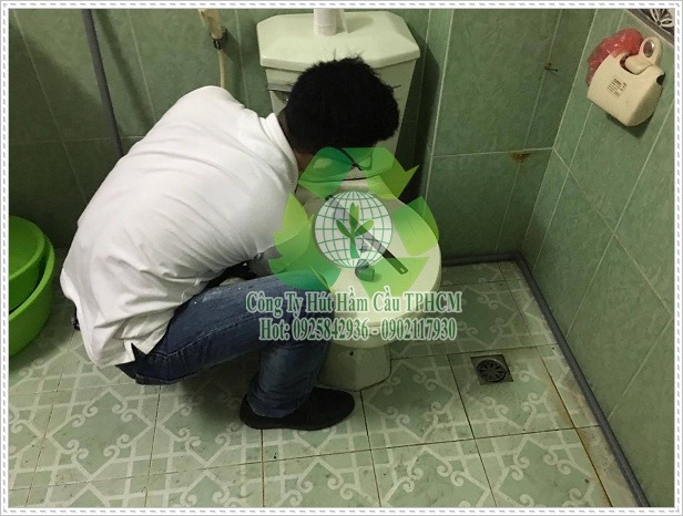 Tiến h&agrave;nh th&ocirc;ng nghẹt bồn rửa ch&eacute;n.