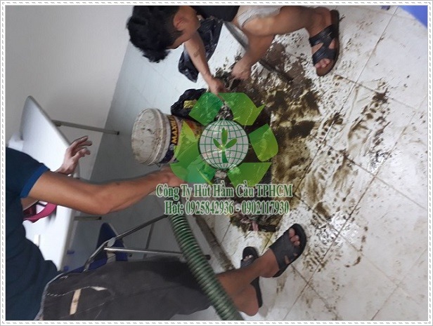 Thi c&ocirc;ng th&ocirc;ng bồn rửa ch&eacute;n.