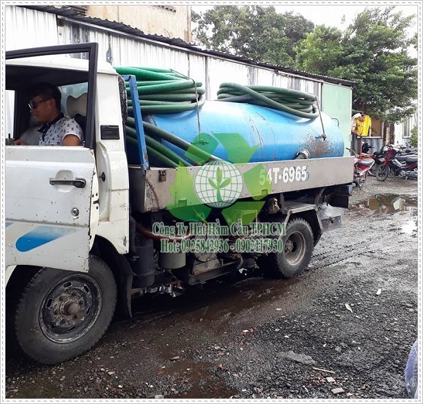 Thông cống nghẹt bằng lò xo.