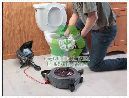 Nh&acirc;n vi&ecirc;n th&ocirc;ng nghẹt bồn rửa ch&eacute;n c&ocirc;ng ty Tr&iacute; Ph&aacute;t.