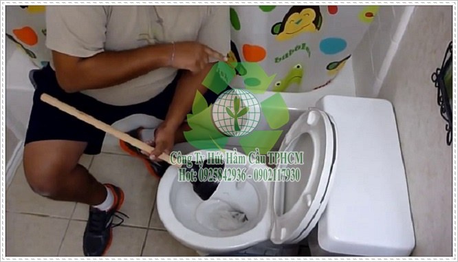 Thi c&ocirc;ng th&ocirc;ng bồn rửa ch&eacute;n.